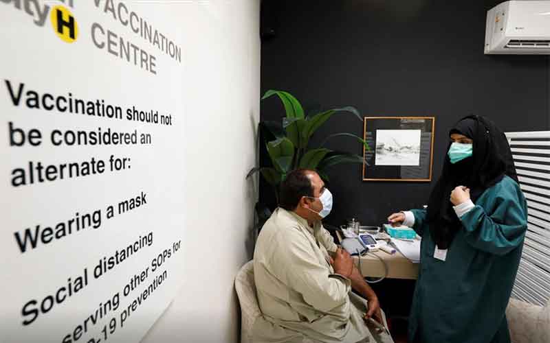 Пакистанцы выстроились в очереди за вакциной «Спутник V» 
