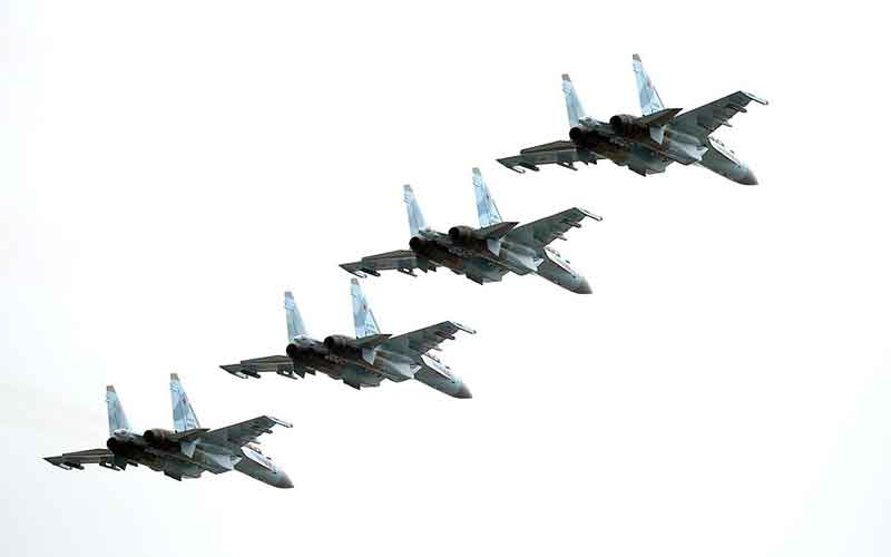 В небе парада Победы 9 мая прошли самолеты ОАК