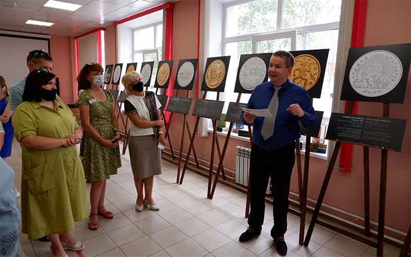 Банк России организовал в Челябинске фотовыставку монет 