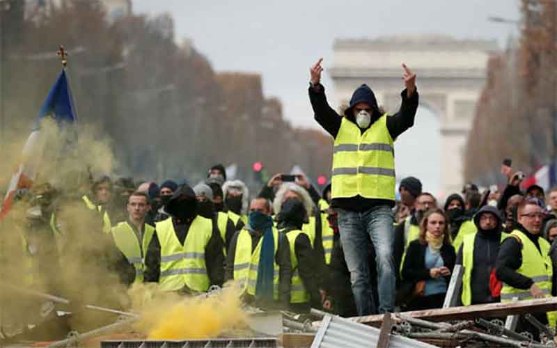 На улицы городов Франции вновь вышли «желтые жилеты»