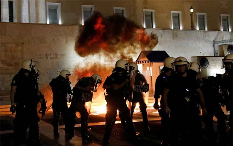 В Афинах полиция применила против людей слезоточивый газ и водометы