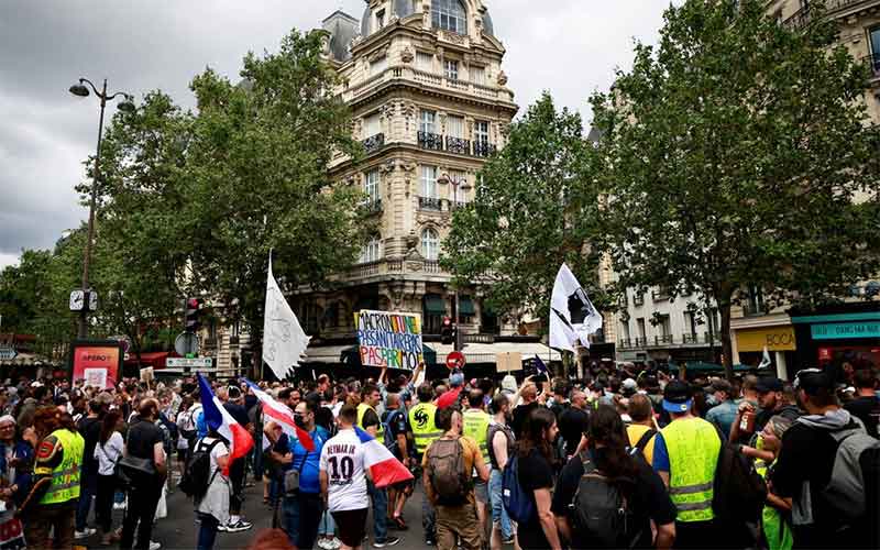 Французы протестуют против введенных паспортов здоровья