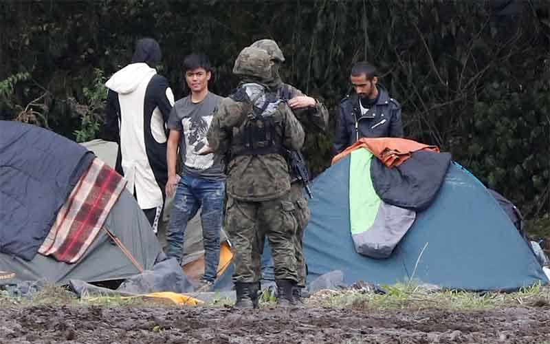 На границе Польши и Беларуси Польша объявила чрезвычайное положение на границе с Беларусью из-за притока мигрантов