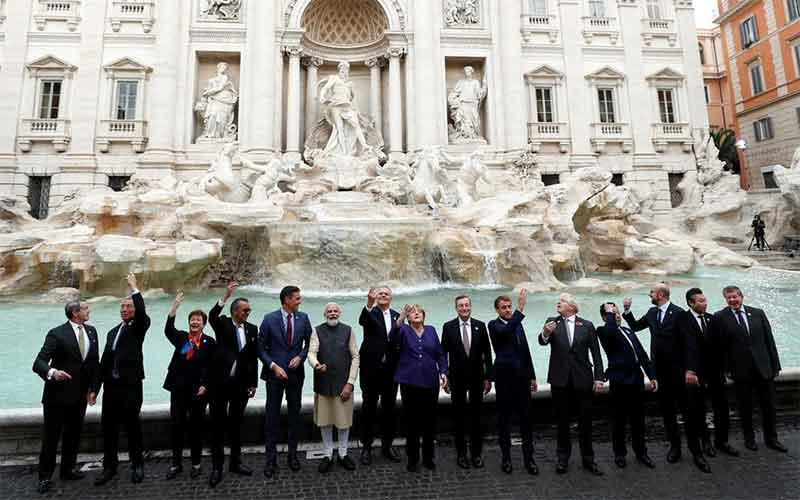 Лидеры G20 у фонтана Треви Лидеры G20 бросили монеты в фонтан Треви в Риме