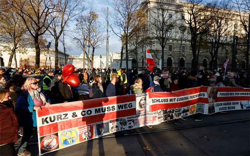 В Вене десятки тысяч человек протестовали против карантина по COVID-19