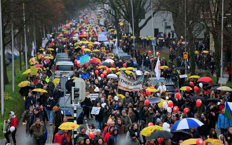 В Голландии тысячи людей протестовали против ограничений по COVID-19
