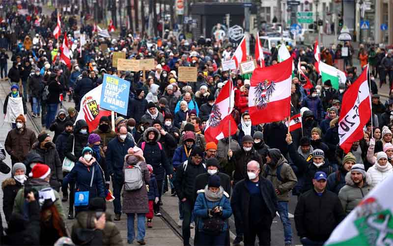 Жители Вены вышли на протест против карантина по COVID-19