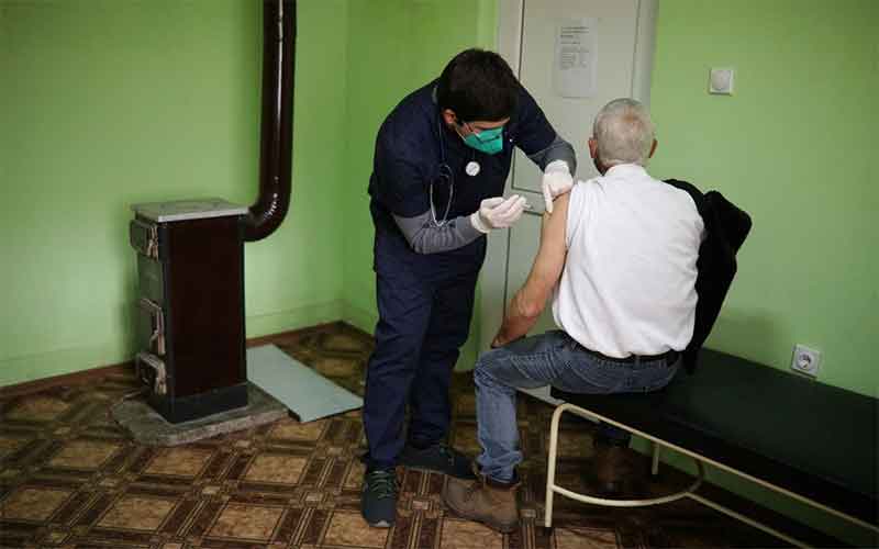Болгарских пенсионеров будут премировать за прививки от COVID-19