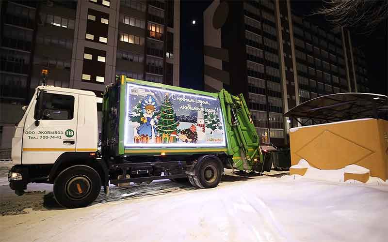 На дороги Челябинска и Копейска вышли новогодние мусоровозы 