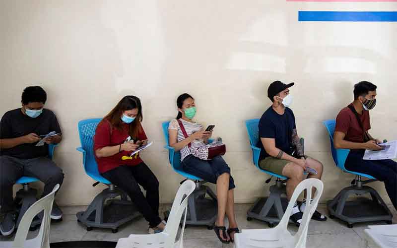 На Филиппинах готовят новые больничные койки из-за рекордного роста COVID-19