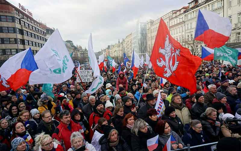 Тысячи чехов протестовали в Праге против ограничений COVID-19