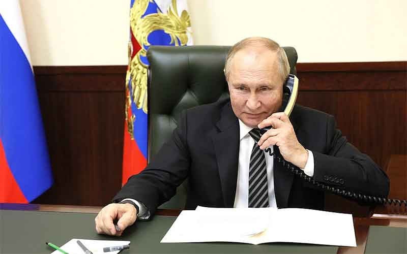 Макрон сообщил Путину просьбу Зеленского