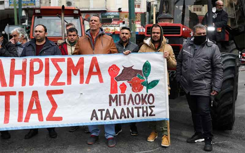 Греческие фермеры в знак протеста тракторами перекрыли центр Афин
