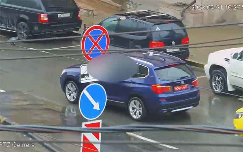 Автомобиль посольства США в России украшает буква «Z»