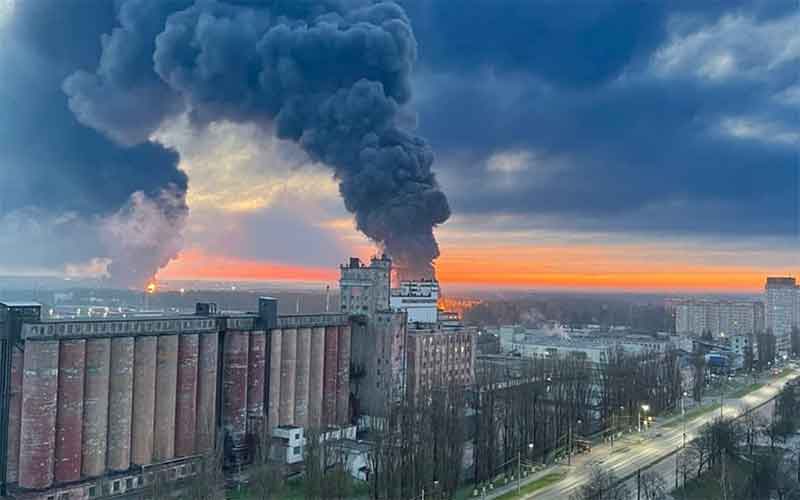 Момент взрыва на нефтебазе в Брянске попал на камеру