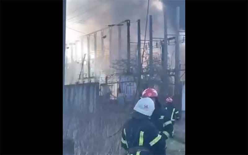 Во Львове опубликовали видео горящей тяговой подстанции после ракетного удара