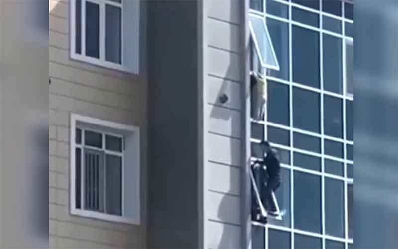 В столице Казахстана мужчина не дал упасть ребенку с 8-го этажа
