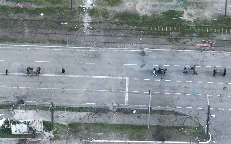 Вынос раненых боевиков с «Азовстали» сняли на видео с квадрокоптера