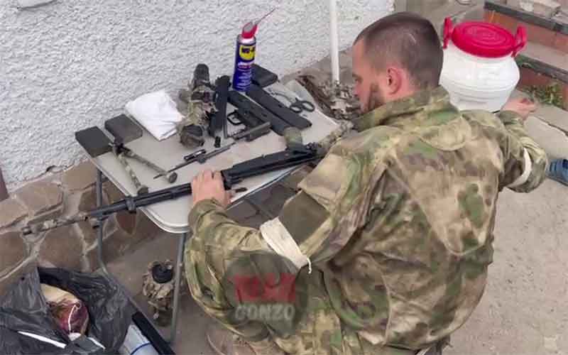 Появилось видео, как морпех ВС России готовит снайперскую винтовку к бою