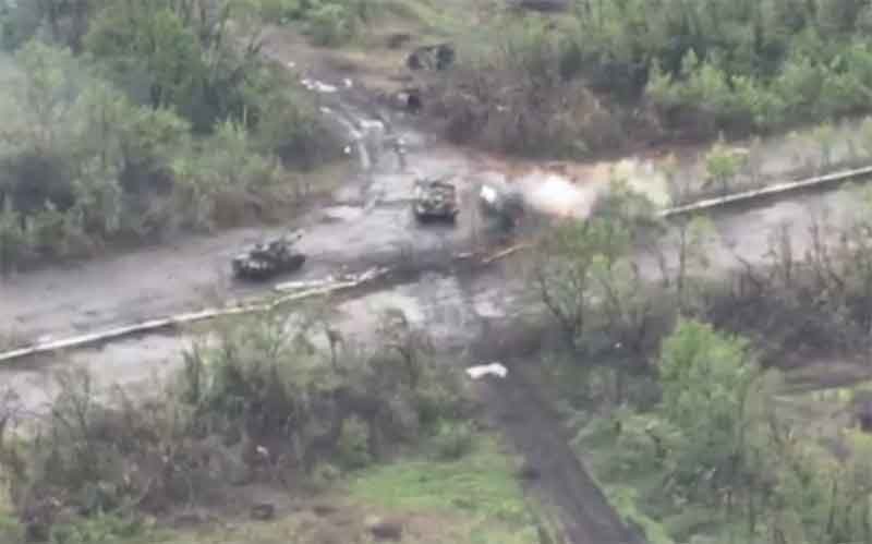 Бойцы ДНР сняли на видео панические метания танков ВСУ и пехоты под артобстрелом