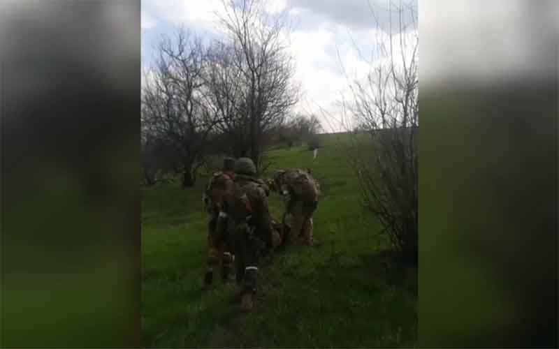 Русские солдаты два километра тащили по минному полю раненого солдата ВСУ