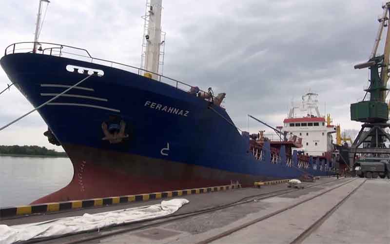 Заблокированному турецкому судну в Херсоне передали 10 тонн продовольствия