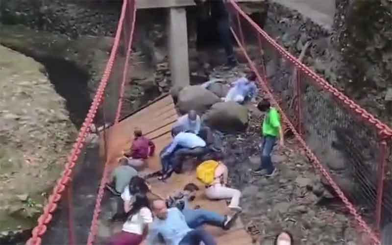 Обрушение в Мексике подвесного моста с людьми попало на видео