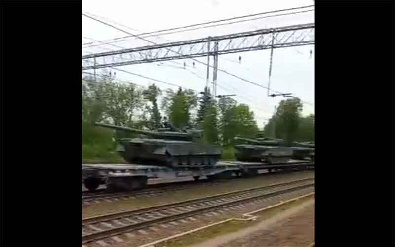 Эшелон снятых с хранения Т-80БВ сняли на видео