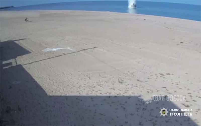 Появилось видео, как на одесском пляже отдыхающий подорвался на мине
