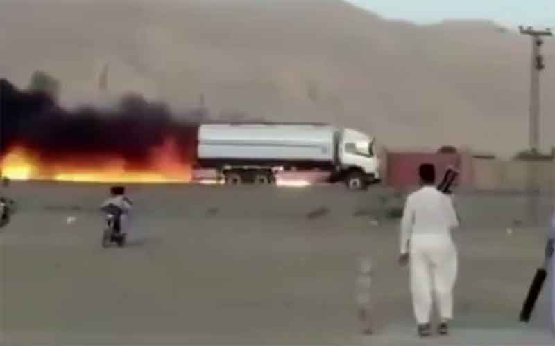 В Пакистане водитель рискуя жизнью отогнал с АЗС пылающий бензовоз