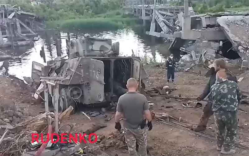 В Мариуполе из реки достали БТР забитый трупами солдат ВСУ 