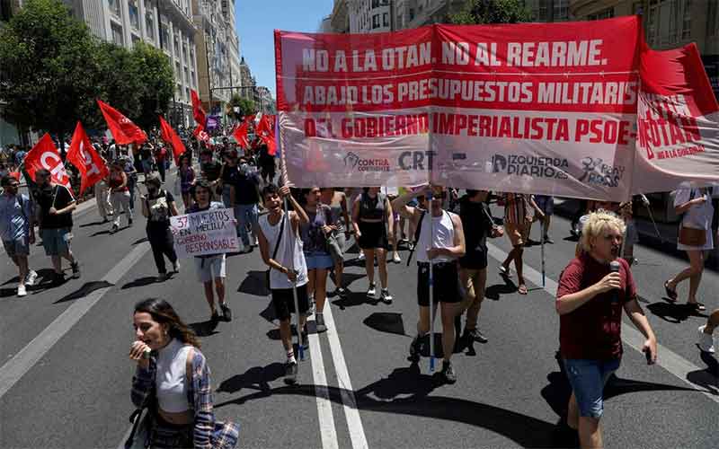 В Мадриде под флагами СССР протестовали против саммита НАТО