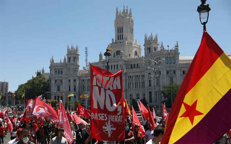 В Мадриде под флагами СССР протестовали против саммита НАТО
