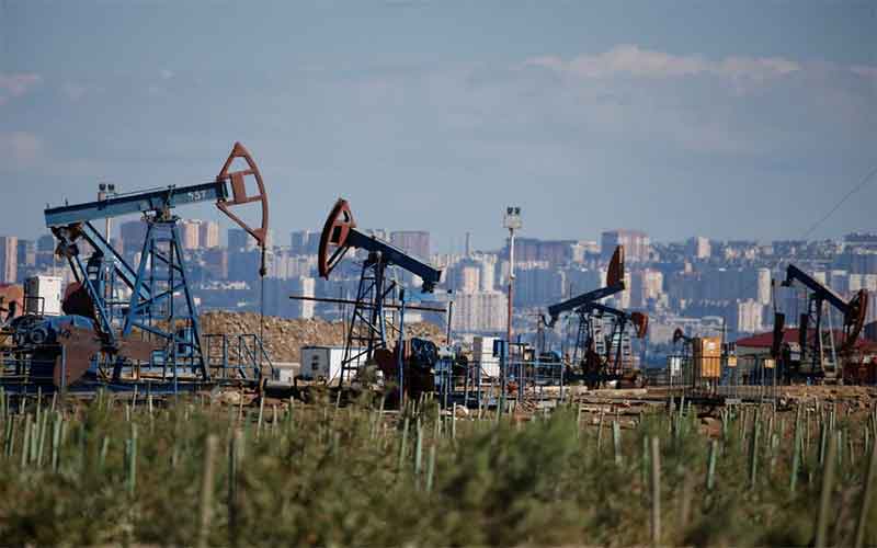 Цены на нефть растут в ожидании повышения процентной ставки в США