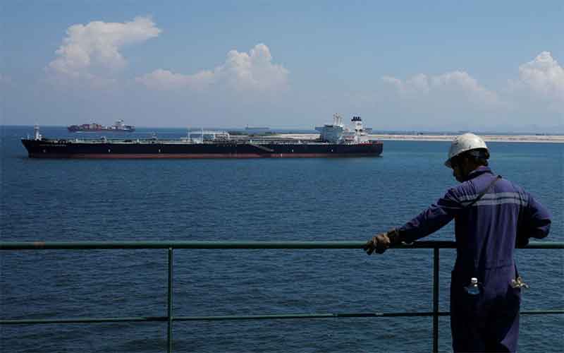 Цена на нефть падает из-за слабого спроса в Азии