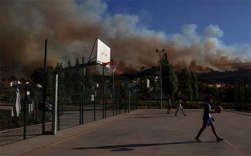 В окрестностях Лиссабона бушует лесной пожар