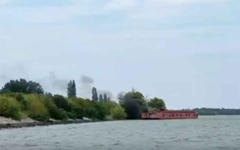Появилось видео горящей баржи с десантом ВСУ у Энергодара