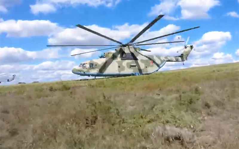 Вертолеты МИ-26 ВС России перебрасывают бронетехнику и личный состав под Купянск и Изюм