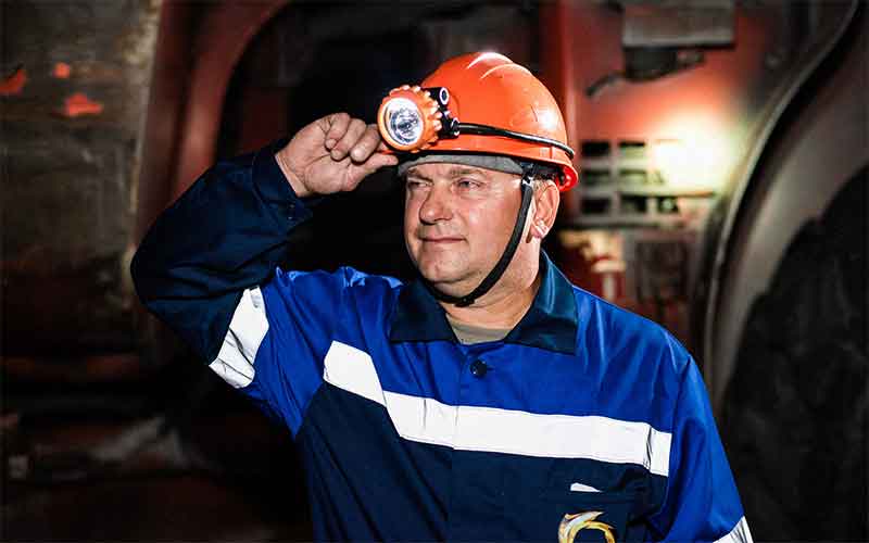 На Учалинском подземном руднике обновили шахтерские фонари