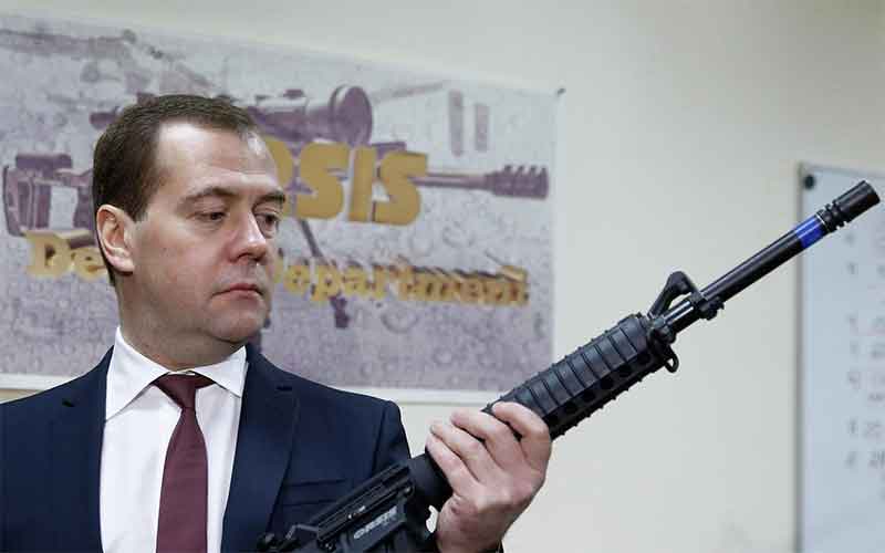Медведев назвал антироссийские санкции Запада «самострелом в собственную задницу»