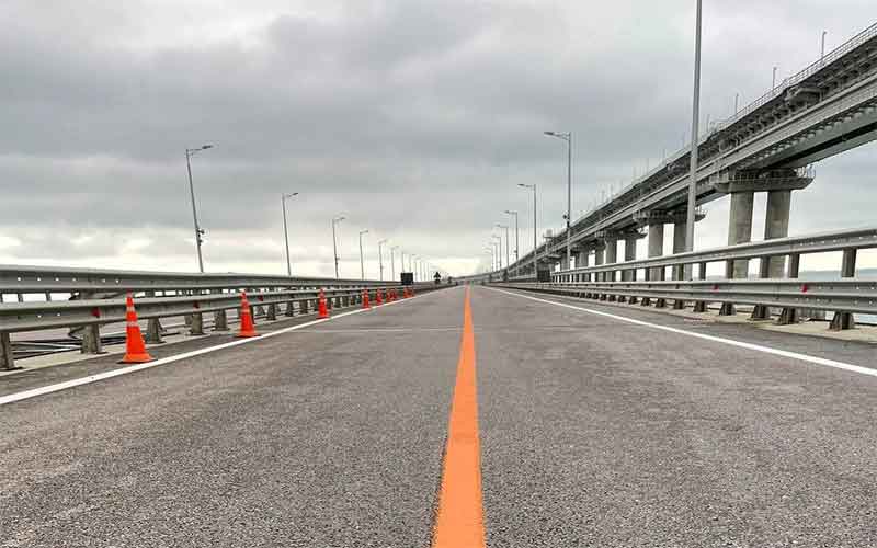 Автомобильное движение по Крымскому мосту организовано по двум полосам
