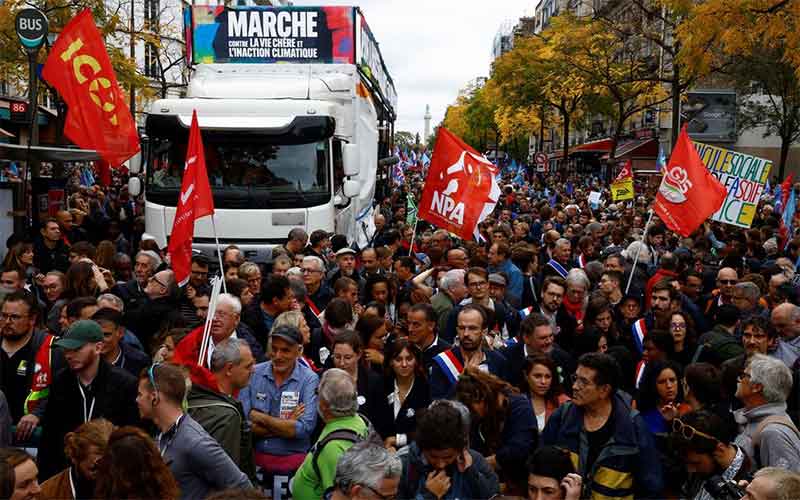 Тысячи людей вышли на улицы Парижа в знак протеста против роста цен