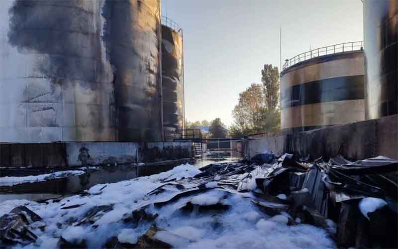 Жители Николаева второй день бесплатно запасаются маслом из разбитых цистерн