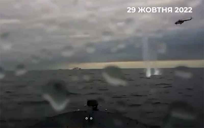 ВСУ опубликовали видео атаки плавающих дронов в бухте Севастополя 