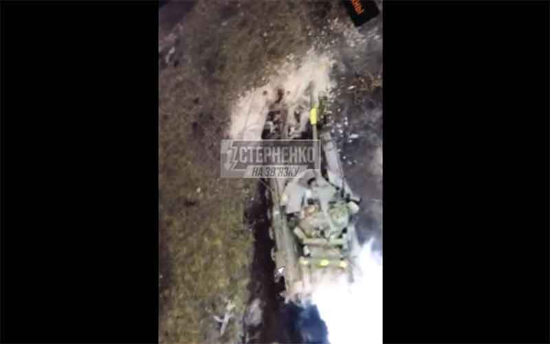 Появилось видео, как танк ВСУ по наводке с дрона давит раненого русского солдата