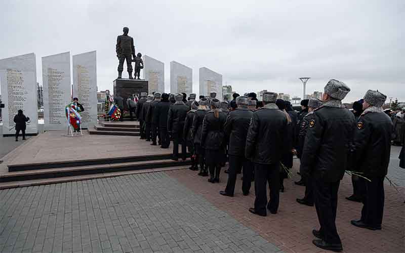 В Челябинске возложили цветы к мемориальному комплексу «Солдатам правопорядка»