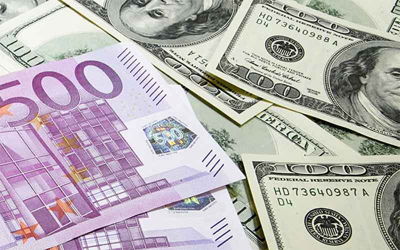 Россияне втрое сократили интерес к обмену долларов и евро