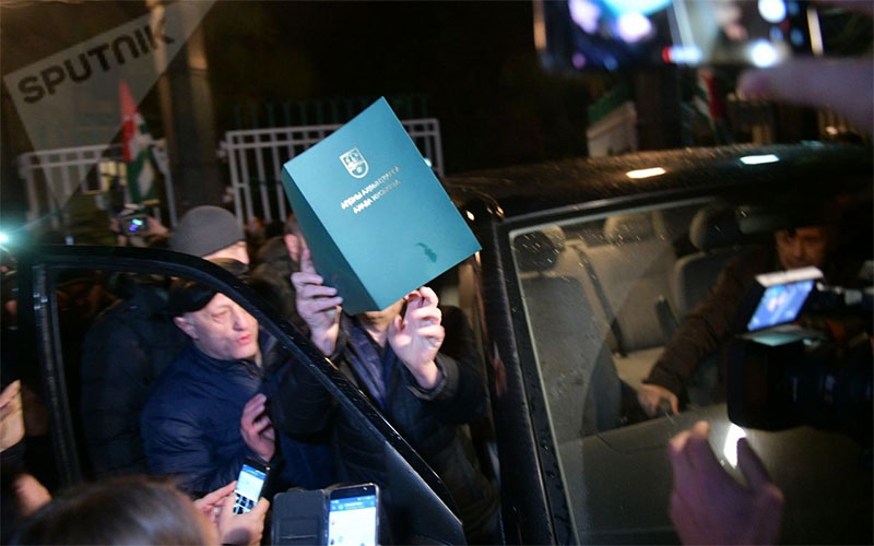 Президент Абхазии ушел в отставку Рауль Хаджимба ушел в отставку