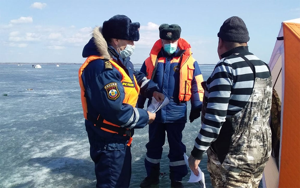 Челябинск 1 озеро рыбаки. Первое озеро Челябинск 2020. Запрет на рыбалку в 2022 на первом озере Челябинск. Рыбак уезжает.
