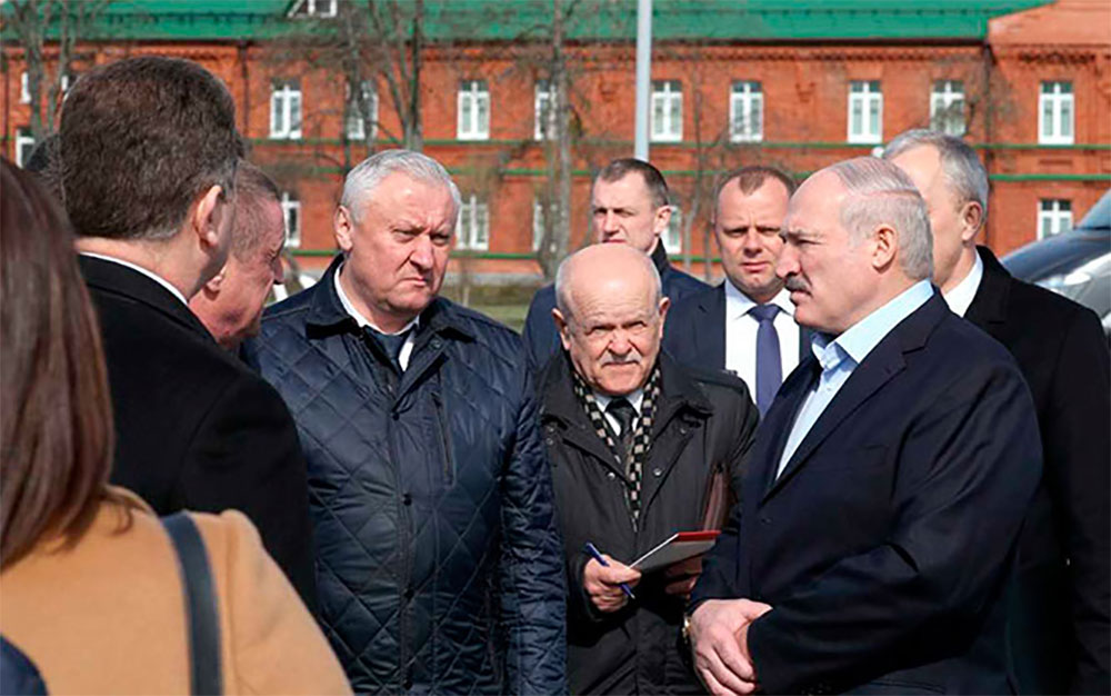 Лукашенко в Бобруйске Похоже, Лукашенко не контролирует ситуацию в Белоруссии